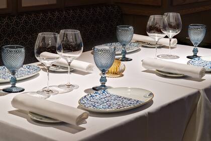 Vajilla en blanco y tonos de azul, una combinación imbatible para una mesa elegante. Aquí en el Grand Sablon de Bruselas