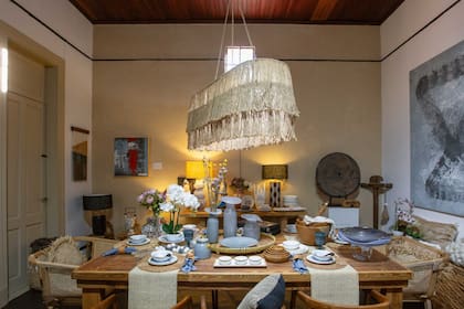 Vajilla en vidrio o cerámica entre telares, lámparas artesanales y obras seleccionadas por Peñalba