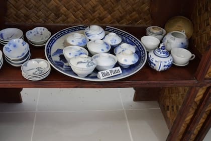 Vajilla rescatada intacta de uno de los cargueros hundidos en la laguna de Truk, en el Océano Pacífico, por causa de la Operación Granizo