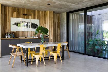 Vajillero de petiribí y mesa de comedor con tapa de mármol de Carrara y patas de hierro negro (ambos diseñados por AtelierM).