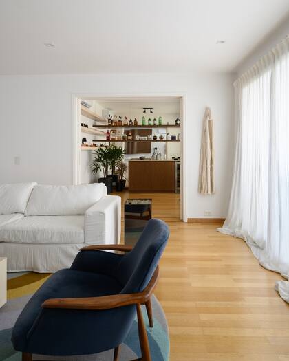 Vajillero (Estudio Siuk) con tapa y estantes laterales de mármol (Marmolería Forte). Escultura colgante (Agostina Branchi).