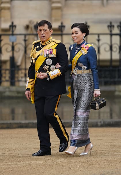  Vajiralongkorn, el rey de Tailandia y la reina Suthida presentes en la coronación de Carlos III