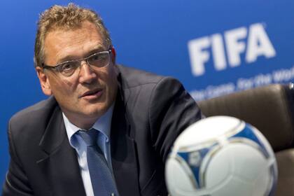 Valcke anunció que en Qatar no se jugará durante junio y julio