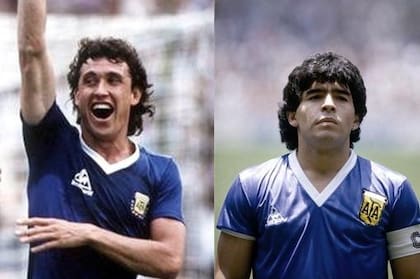 Valdano en el partido con Uruguay, con la camiseta pegada al cuerpo por la transpiración y con el escudo oficial; Maradona, antes de jugar con Inglaterra, sin los laureles alrededor del escudo, con el modelo de emergencia