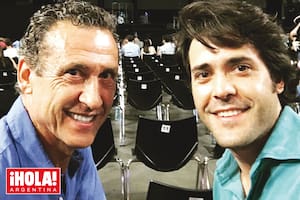 Valdano padre y Valdano hijo, unidos por el fútbol, las letras y la música. Esta foto de los dos fue tomada antes de un
recital de Joaquín Sabina, de quien son fanáticos.