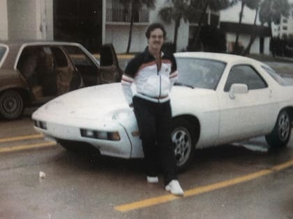 Valdés con su Porsche Gemballah personalizado, en los años 80; “Perdí los mejores años de mi vida en una carrera de ratones”, afirma en su libro