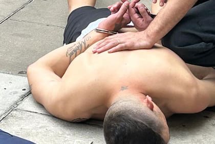 Valdez, detenido y esposado