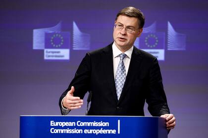 Valdis Dombrovskis anuncia el congelamiento de la ayuda para Hungría (Photo by Kenzo TRIBOUILLARD / AFP)