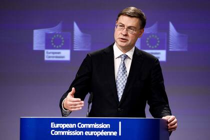 Valdis Dombrovskis, vicepresidente de la Comisión Europea, anunció que habrá cambios en la normativa fiscal de la Unión Europea (Photo by Kenzo TRIBOUILLARD / AFP)