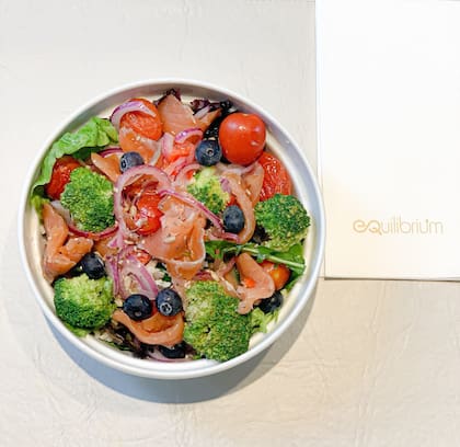 Vale la pena probar la ensalada de salmón gravlax y arándanos, una combinación agridulce con salmón curado en sal con arroz yamaní, pico de gallo y mix del huerto, cebolla colorada y pasas de arándanos deshidratadas.