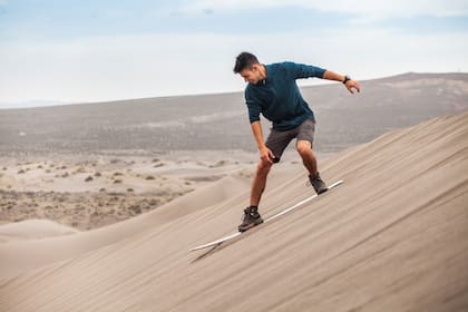 Vale mucho la pena hacer sandboard en las Dunas del Nihuil en San Rafael.