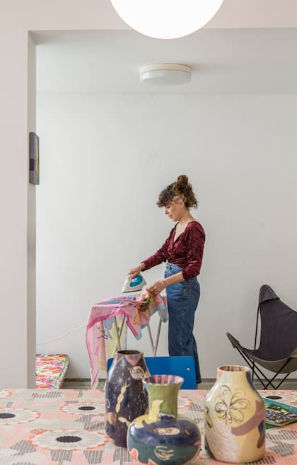 Vale nos recibió con un puñado de pañuelos multicolores en la mano. “Son de mi proyecto "Diamante con patas”, explica sobre esas sedas cuidadosamente pintadas con los mismos trazos mágicos de sus obras en tela y papel.