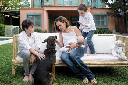 Vale posa con sus tres varones y Azul, la perrita de la familia, y nos cuenta: “Santino tiene una gran inteligencia emocional. Es dócil y en el silencio entiende las cosas; Manu es alegre, ilumina el lugar en el que está, y comparte todo lo que piensa y siente”