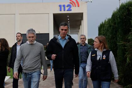 VALENCIA, 03/11/2024.- EL presidente del Gobierno, PEdro Sánchez, junto al ministro del Interior, Fernando Grande Marlaska(i) y Pilar BErnabé, delegada del Gobierno en la C. Valenciana en el Centro de Emergencias de la Generalitat valenciana, en l'Eliana (Valencia), desde el que se coordina la emergencia por la dana, este domingo. EFE/Manuel Bruque