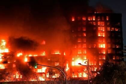 El fuego se propagó muy rápidamente en un momento en el que en el edificio se encontraban muchas habitantes que debieron ser evacuados de forma inmediata