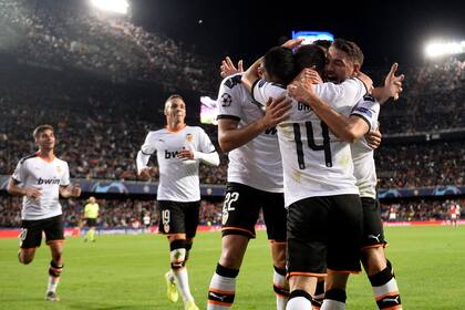Valencia perdía 1 a 0, pero dio vuelta el resultado y goleó a Lille como local.