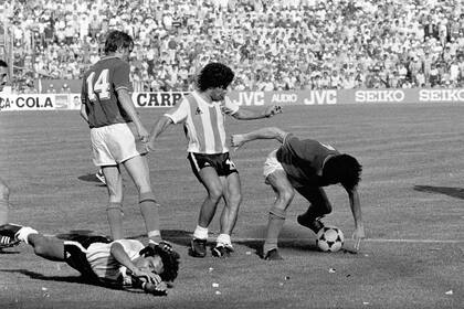 Valencia se desparrama y Maradona pelea por conseguir la pelota; Italia fue el principio del fin para la Argentina en el Mundial de 1982 
