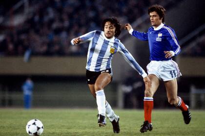 Valencia se escapa de Henri Michel en el partido contra Francia del Mundial 1978