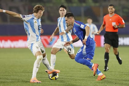 Valente Pierani y Emanuel Benjamin, en una lucha dura y pareja