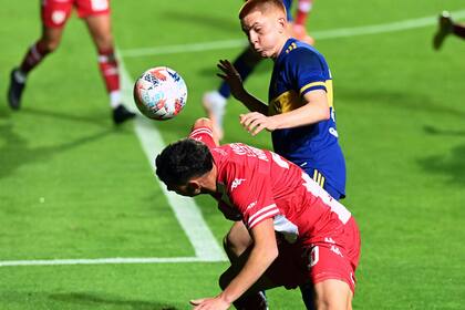 Valentín Barco debutó en la primera de Boca el fin de semana pasado con 16 años, pero este viernes jugó ante Banfield en la reserva; no jugaría en primera