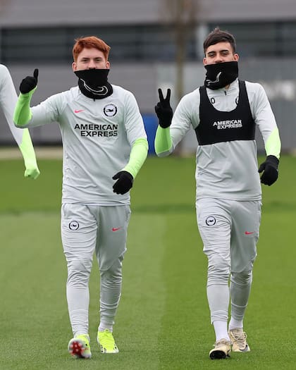 Valentín Barco entrenándose en Brighton junto a su compatriota Facundo Buonanotte