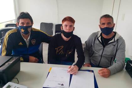 Valentín Barco, el lateral de 16 años, firma contrato junto a Raúl Cascini y Jorge Bermúdez