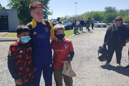 Valentín Barco junto a los dos hinchas de River Plate