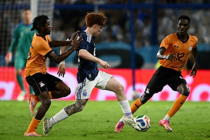 Valentín Barco maniobra en un segundo tiempo en el que se destacó y amplió su chance de integrar la lista para la Copa del Mundo; se dio el gusto de hacer su primer gol en la selección mayor.