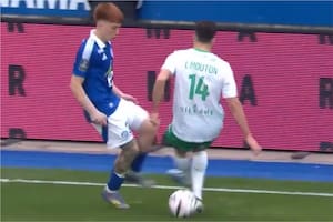 Valentín Barco y un excelso caño a un rival en la victoria del Racing de Estrasburgo