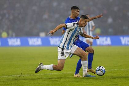 Valentín Carboni fue derribado dentro del área, pero el árbitro no lo consideró suficiente para cobrar penal.