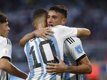 Valentín Carboni y Alejo Véliz, dos de los jugadores más destacados del plantel argentino en la etapa de grupos del Mundial Sub 20