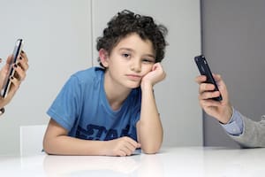 “Los que tienen problemas con las pantallas son los padres, están atrapados”, dispara un experto francés