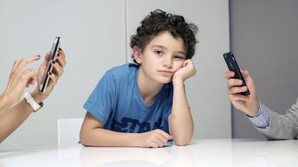 Valentín, de ocho años, se queja porque sus papás pasan demasiado tiempo con sus teléfonos celulares
