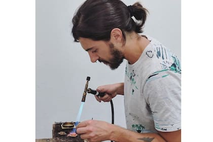 Valentín Demarco es el curador de la muestra de Molina Campos que se ve en Roldán, además de orfebre; cuenta, por ejemplo, cuando quisieron sacarlo del Encuentro Nacional de Plateros porque varias personas creían que lo que hacía faltaba el respeto a la tradición. "La gente de Olavarría me apoyó”, dice