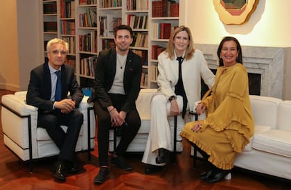 Valentín Galardi y Mercedes Eyherachar, la pareja comparte el momento con Diego Chourrout de NH HOTEL y la artista Andre Grobocopatel, en la biblioteca, el espacio destinado al artista maplatense Dani Basso