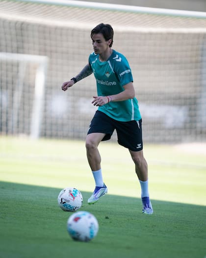 Valentín Gómez completó su primer entrenamiento en Betis; este lunes formará parte de la delegación que viaja a Inglaterra para disputar la segunda etapa de la pretemporada