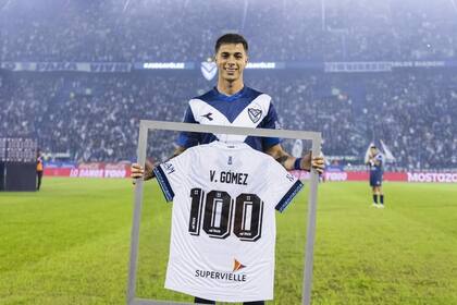 Valentín Gómez cuando cumplió 100 partidos con la camiseta de Vélez