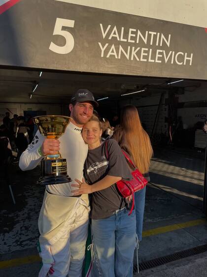 Valentín junto a su novia Valentina, tras lograr la pole
