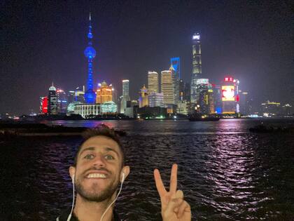 Valentín llegó a Shanghai en 2018. Vivió todas las cuarentenas de la ciudad china entre el comienzo de la pandemia y el día de hoy. No obstante, estar encerrado en pleno 2022 resulta más sorpresivo: en el mundo, parece, se olvidaron del COVID. Pero allá no.
