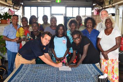 Valentín Markez en la comunidad de Gunbalanya, durante la firma de la transferencia de un supermercado que manejaba el municipio a una organización local