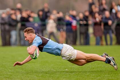 Valentín Mastroizzi vuela para cerrar la cuenta de tries en la goleada de CUBA, que ahora está a apenas 11 puntos del último puesto de clasificación para las semifinales, después de seis fechas iniciales sin triunfos.