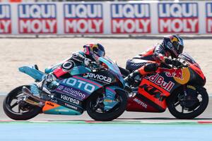 El argentino Perrone luchó a los codazos y quedó a 18 milésimas de la victoria en el Moto3 de Hungría