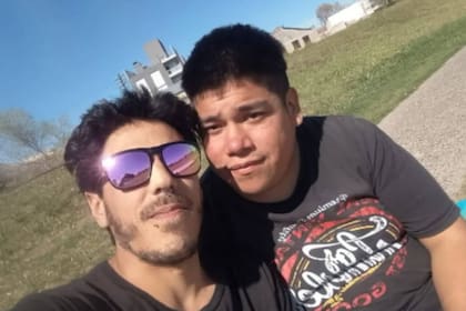 Valentín Podestá Gazzolo (a la derecha) sufrió un aplastamiento de médula por los golpes que recibió cuando paseaba con su novio (a la izquierda) en Bahía Blanca; ahora está aprendiendo a caminar nuevamente