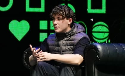 Valentín, que aprendió a programar por su cuenta, habló sobre el desarrollo de la plataforma frente a 12 mil adolescentes
