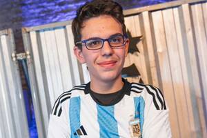 El influencer de 17 años al que los equipos de fútbol invitan a la cancha porque "trae suerte"