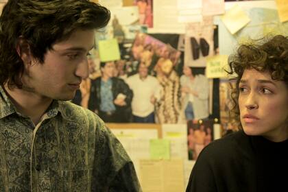 Valentín Wein en una escena de Menem, la serie junto a Candela Vetrano