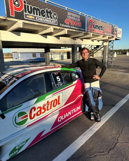 Valentín Yan realiza sus práticas en el Autodromo Oscar Cabalen de la localidad de Alta Gracia, Córdoba
