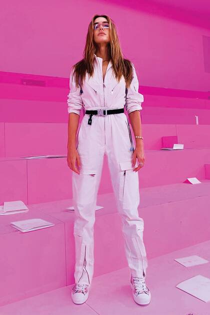 La modelo eligió un boiler suit de Dior, que acompañó con accesorios de Adina’s Jewels, para asistir a la presentación de la colección Primavera 2020 de la etiqueta.