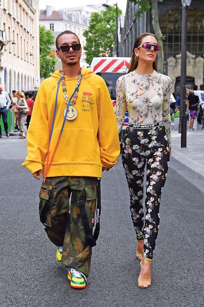 Miércoles 19. J Balvin hizo gala de su look reggaetonero con pantalones cargo oversized y Valentina lució un body de tul estampado y calzas ad hoc de la marca Off-White