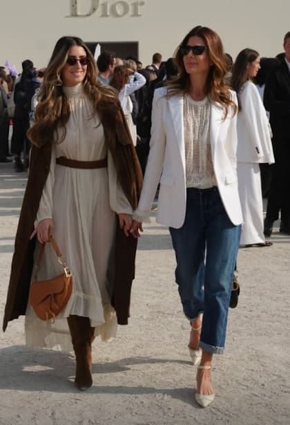 Valentina Barbier, con cartera modelo Saddle de Dior, con forma de montura, junto a su madre, Juliana Awada